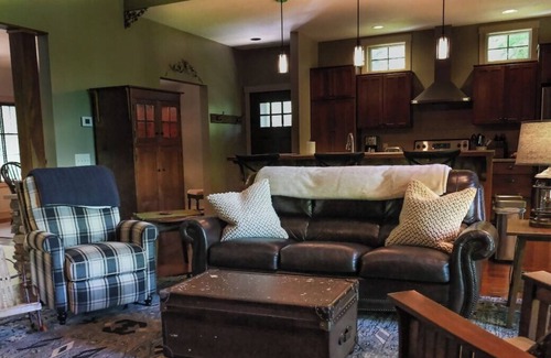 Roaming Shores House | 4BR Lakefront Retreat w Hot Tub