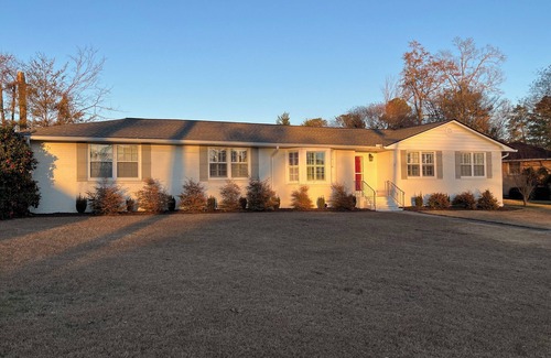 Montclair House | 4BR Masters Rental~2.5 miles to ANGC~Private Yard~Close to Dining & Attractions