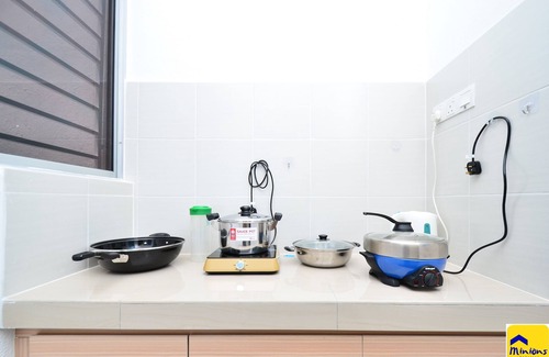 Bandar Saujana Putra Condo | 4BR Minions Homestay-Free WiFi & Parking Near KLIA & MAHSA