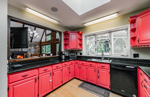 Woodfin House | 4BR Mountain Retreat Sleeps 12 with Hot Tub Pet Friendly 10min to Asheville