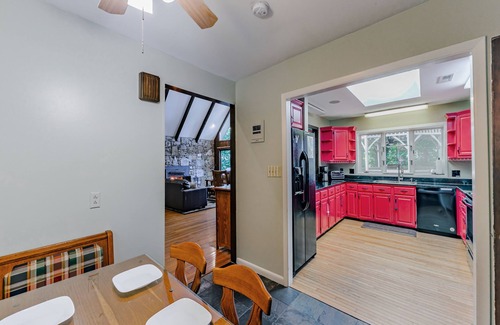 Woodfin House | 4BR Mountain Retreat Sleeps 12 with Hot Tub Pet Friendly 10min to Asheville