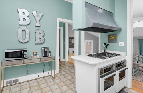 University Hill House | 4BR on Henderson - Walk to USC