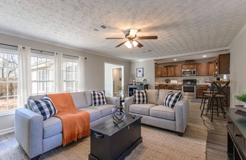 Cartersville House | 4BR Ranch Style Home A Mile From Historic Downtown