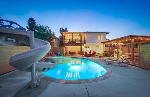 Townsite House | 4BR Retreat - Pool Bar Play Area - Walk to Beach