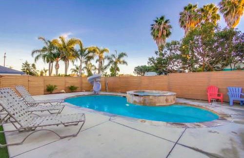 Townsite House | 4BR Retreat - Pool Bar Play Area - Walk to Beach
