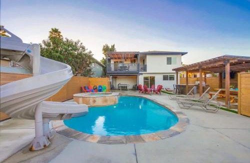 Townsite House | 4BR Retreat - Pool Bar Play Area - Walk to Beach