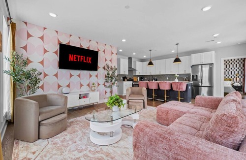 Talbot's Corner Apartment | 4BR Sleeps 14 | Makeup Room + Rooftop!