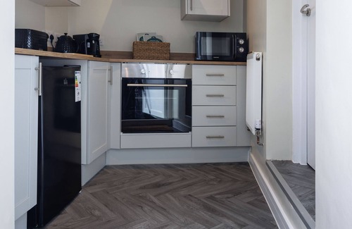 Gloucester House | 4BR(Sleeps 8)3BathR Hot Tub, WiFi, TVs in 4 Rooms, 3min walk Kingsholm Stadium