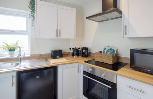 Gloucester House | 4BR(Sleeps 8)3BathR Hot Tub, WiFi, TVs in 4 Rooms, 3min walk Kingsholm Stadium