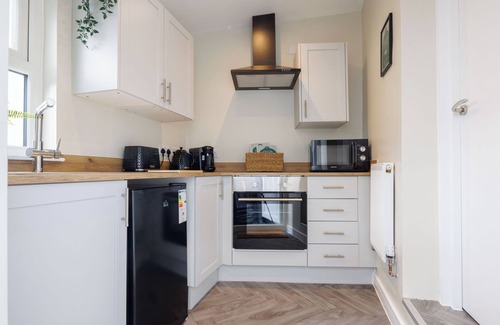 Gloucester House | 4BR(Sleeps 8)3BathR Hot Tub, WiFi, TVs in 4 Rooms, 3min walk Kingsholm Stadium