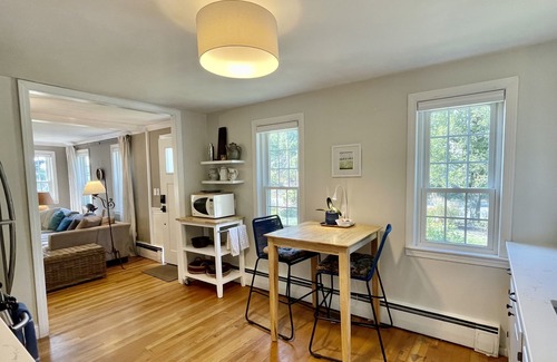 Newbury House | 4BR sleeps 8 near Plum Island & Historic Newburyport