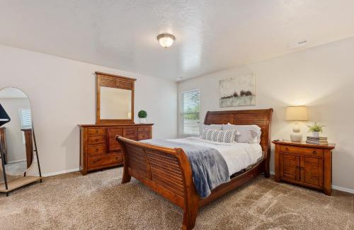 Meridian House | 4br Sleeps 9 Near Topgolf, Parks Wahooz Fun