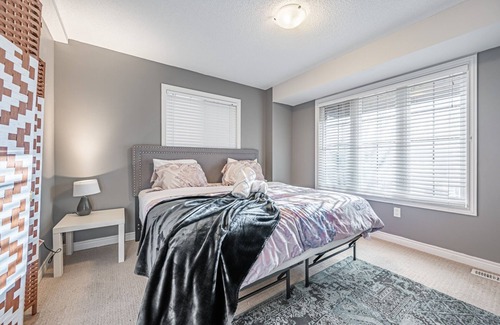 Burlington House | 4BR Townhouse close to Burlington GO Train Station
