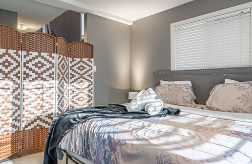 Burlington House | 4BR Townhouse close to Burlington GO Train Station