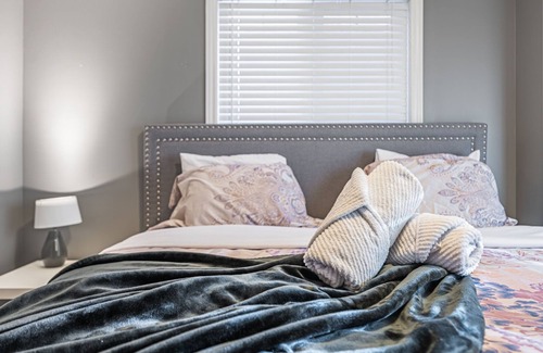 Burlington House | 4BR Townhouse close to Burlington GO Train Station