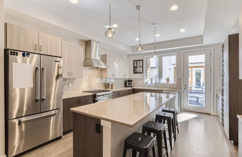 Highland House | 4BR Upscale Townhome/Roof Top w/Skyline Views