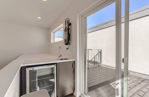 Highland House | 4BR Upscale Townhome/Roof Top w/Skyline Views