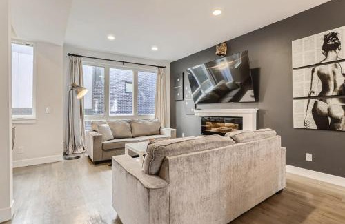 Highland House | 4BR Upscale Townhome Roof Top w Skyline Views
