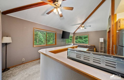 Alyeska Apartment | 4min drive to Day Lodge and walk to trails! 1BR1BA