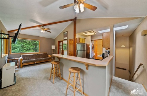 Alyeska Apartment | 4min drive to Day Lodge and walk to trails! 1BR1BA