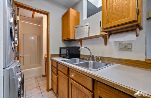 Alyeska Apartment | 4min drive to Day Lodge and walk to trails! 1BR1BA