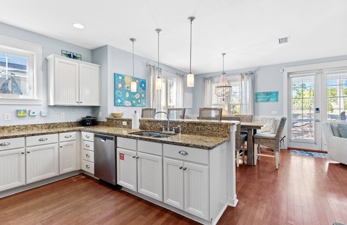 Laurel Grove House | 4th Nt FREE - Stay thru 11/22! Beach Cottage w/(2) XL GOLF CARTS, Pool, Beach