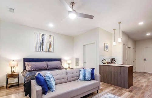 Downtown Louisville Apartment | 4th Street Suites - Extravagant King Bed Suite