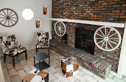 Speedway House | “4th Turn” Walking distance to IMS! Minutes from downtown. Great location!!!!
