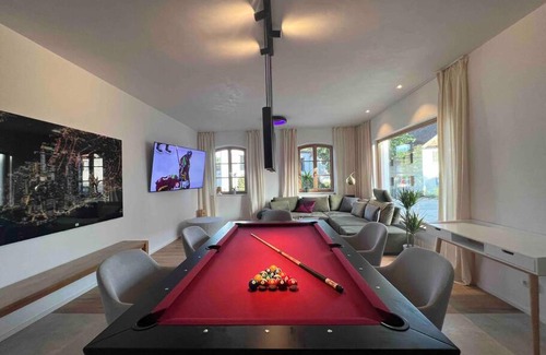 Ebersberg District Apartment | 4YOUnic Billard * 2 BR * 75-Zoll TV * Boxspringbett