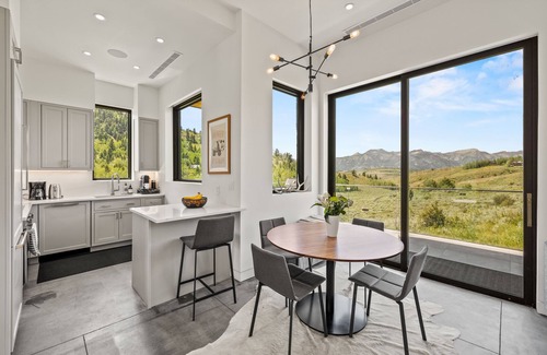 Jackson Hole House | 5 & 15 min drives to ski areas! 1m to town. Sleeps 6; hot tub, grill, fireplace.