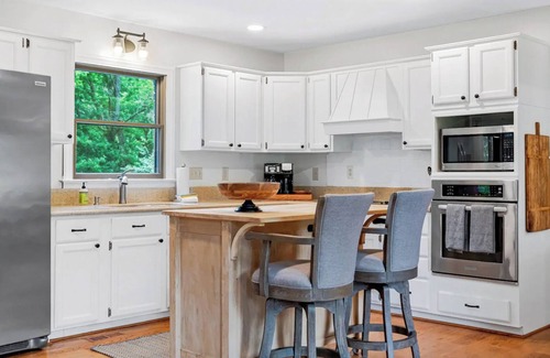 Fairview House | 5 Acre Estate: Pool/Hot Tub/Basketball/Fire Pit