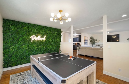 Belmont House | 5 BD/3.5BA -Arcade-WFH Desks-Pool/Pingpong Table