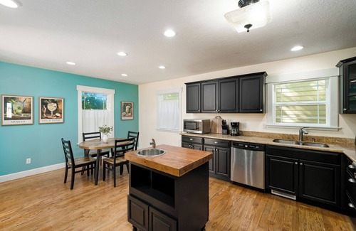 Belmont House | 5 BD/3.5BA -Arcade-WFH Desks-Pool/Pingpong Table