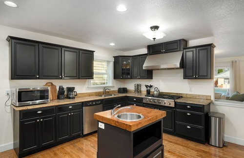 Belmont House | 5 BD/3.5BA -Arcade-WFH Desks-Pool/Pingpong Table