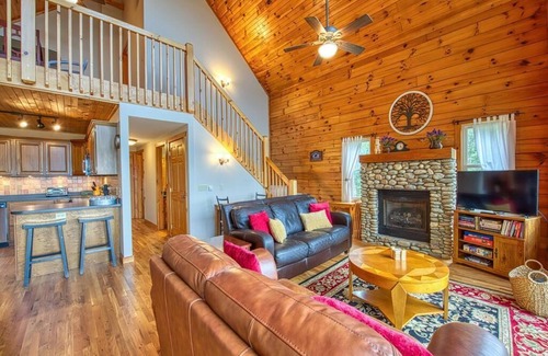 Waynesville Cabin | 5 BD 3 BA Log Cabin Sleep 13 Long Range Views Hot Tub, Game Room Wifi Garage