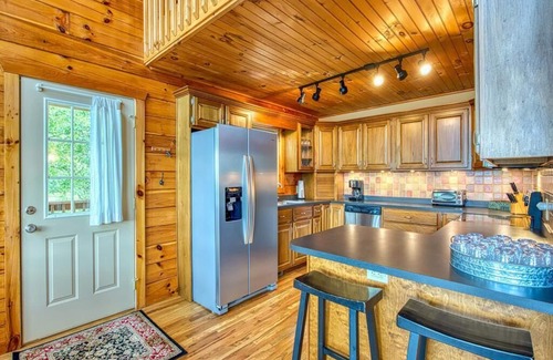 Waynesville Cabin | 5 BD 3 BA Log Cabin Sleep 13 Long Range Views Hot Tub, Game Room Wifi Garage