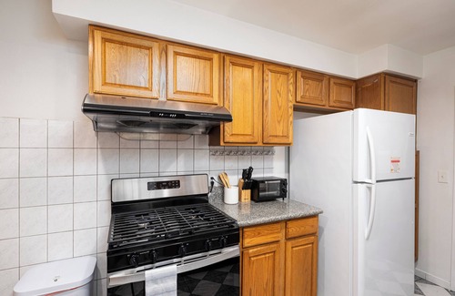 Bassett House | 5 BD with Natural Lighting, AC, W/D