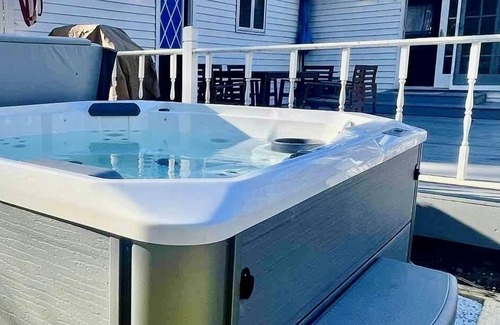 East Stroudsburg Villa | 5 BDR Poconos Villa ~ Large Hot Tub ~ Game Room ~ Privacy