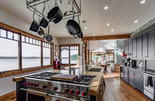Bracebridge Cottage | 5 bdrm + 2 BH & bunkie, 5 bath cottage! Lake Muskoka, Sunsets! Privacy! Sauna!