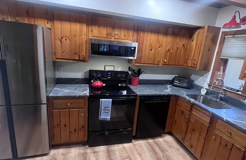 Bartlett Condo | 5 bdrm, 3 levels, 5 min Attitash Mt, 6 miles storyland, pool, a/c, grill