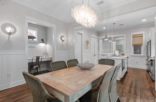 Watercolor House | 5 BDRM & 6 seat golf cart! On the green, everything for KIDS, 2 King BDRMs