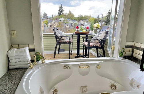 Queen Anne House | 5 BDRM Top Queen Anne Quiet home & 5 min 2 DT