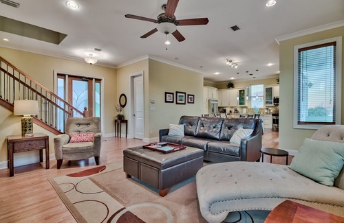 Villa Primera House | 5⭐️ beach block 4BR 3.5BA, close to everything, heated pool, hot tub, ping pong