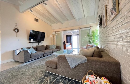 Birch Park Finger Streets Villa | 5 Bed 3.5 Bath Mediterranean Beach Villa - Perfect for Everyone