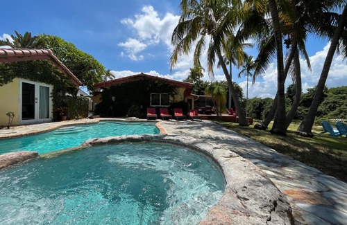 Birch Park Finger Streets Villa | 5 Bed 3.5 Bath Mediterranean Beach Villa - Perfect for Everyone