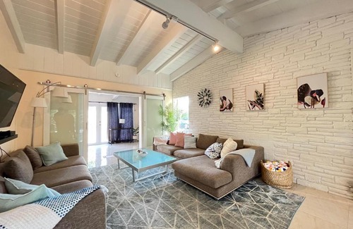 Birch Park Finger Streets Villa | 5 Bed 3.5 Bath Mediterranean Beach Villa - Perfect for Everyone
