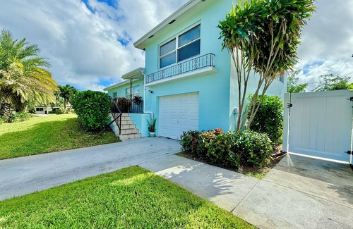 Lake Worth House | 5 bed Beach House on Lake with Hot Tub & Tiki Cabana!