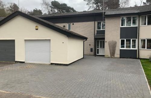 Camberley House | 5 Bed Camberley Airport Accommodation