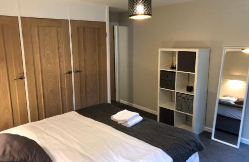 Camberley House | 5 Bed Camberley Airport Accommodation