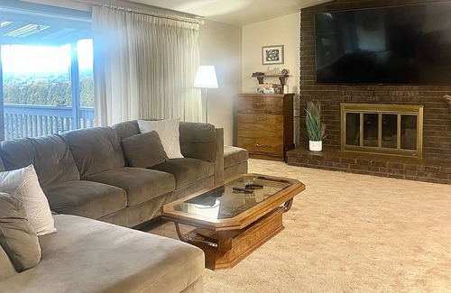 Bryn Mawr-Skyway House | 5 Bed home with a view! Close to shops, Seattle, and more!